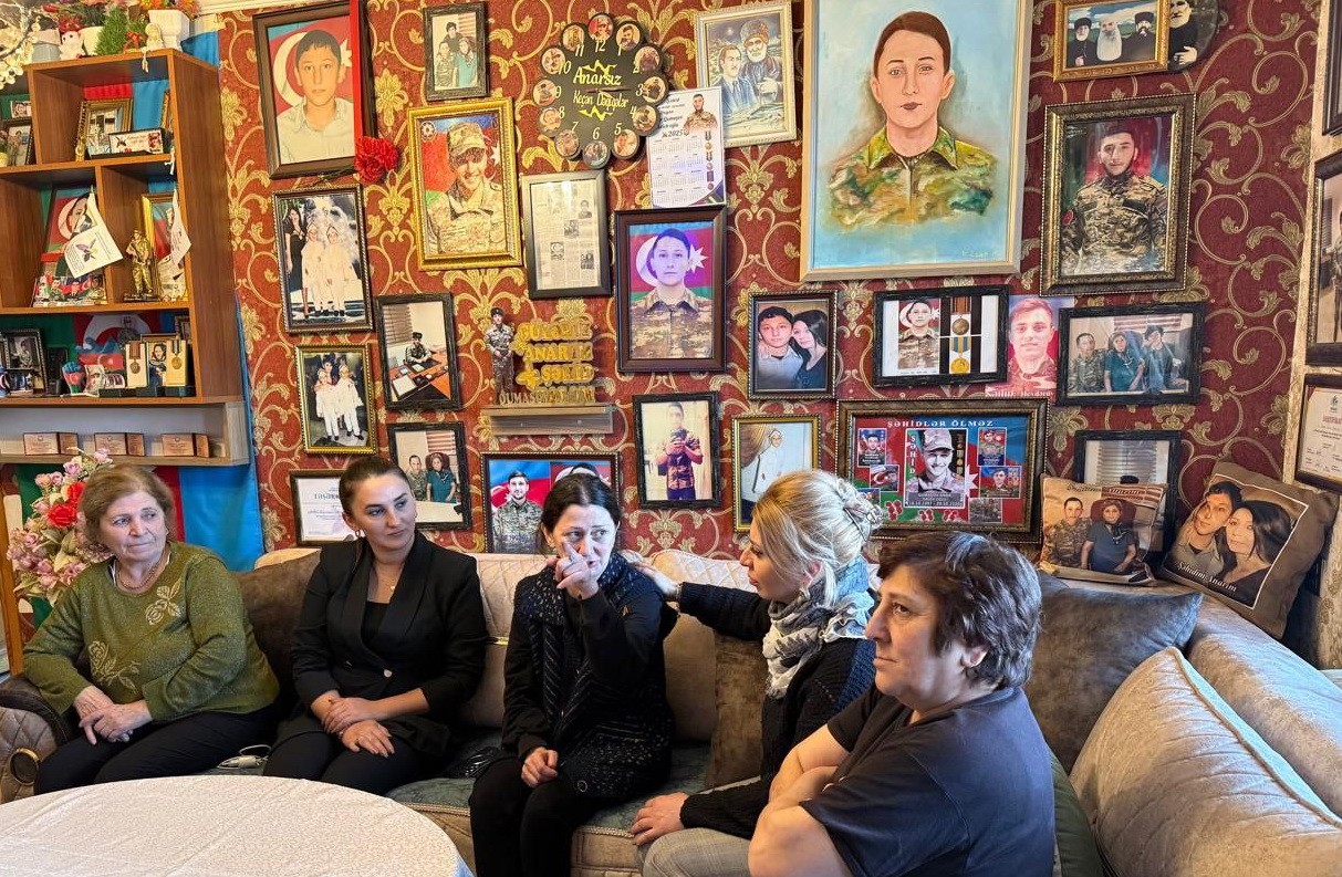 YAP Nizami rayon təşkilatının könüllüləri şəhid ailələrini ziyarət ediblər - FOTOLAR